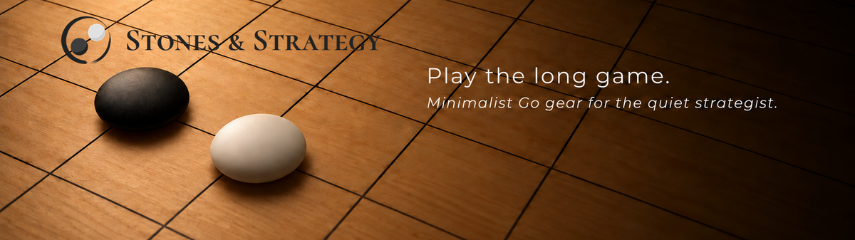 Stones & Strategy sobre tablero de Go iluminado, versión panorámica compacta